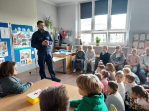 Spotkanie uczniów z policjantem w ramach akcji „Odblaskowa Szkoła”